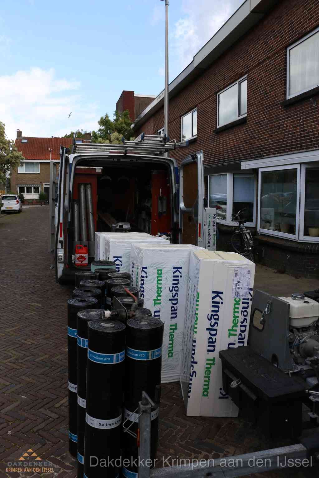 Plat dak met bitumen dakbedekking en brander in Krimpen aan den IJssel