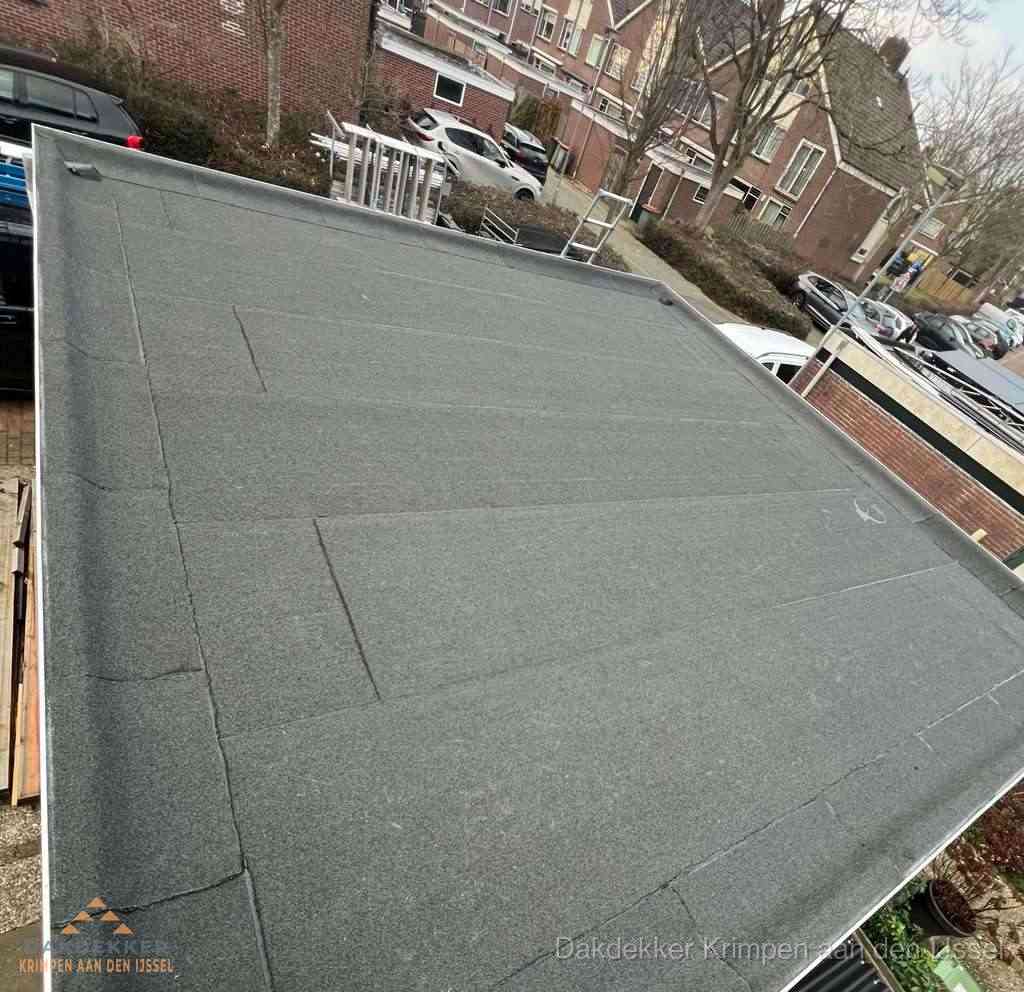 Nieuwe bitumen dakbedekking op plat dak van garage in Krimpen aan den IJssel