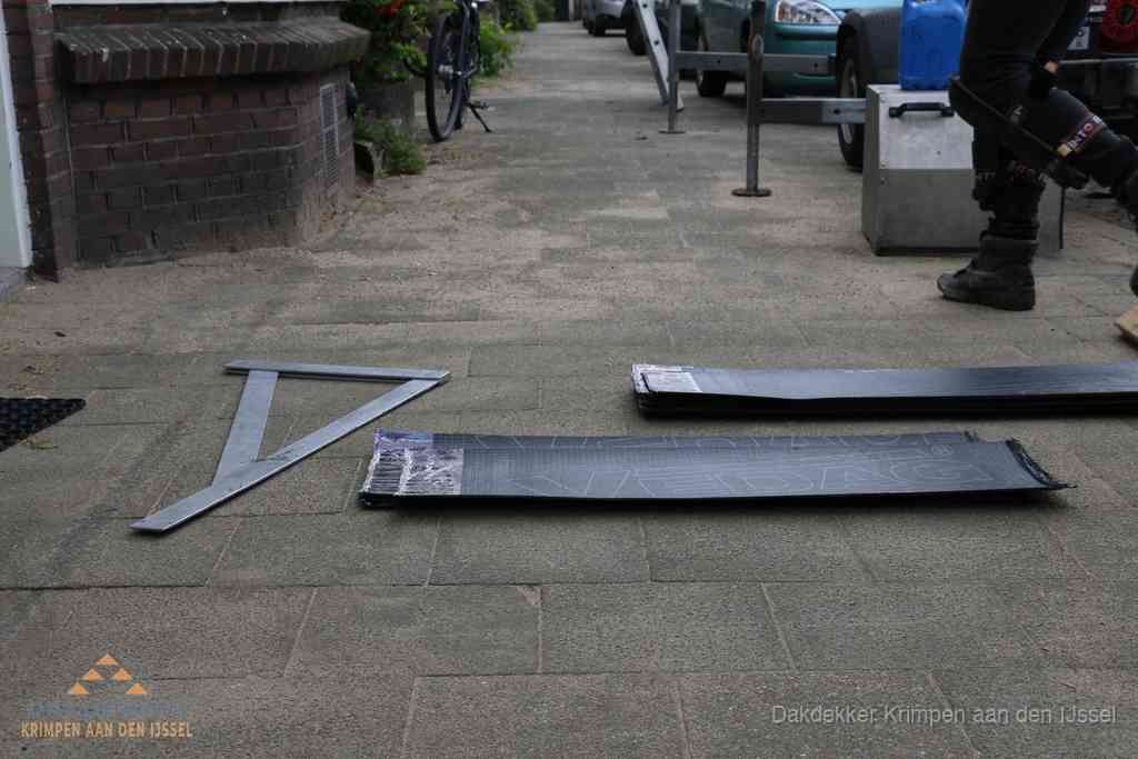 Dakbedekkingsmateriaal en zinkwerk klaargelegd voor reparatie in Krimpen aan den IJssel