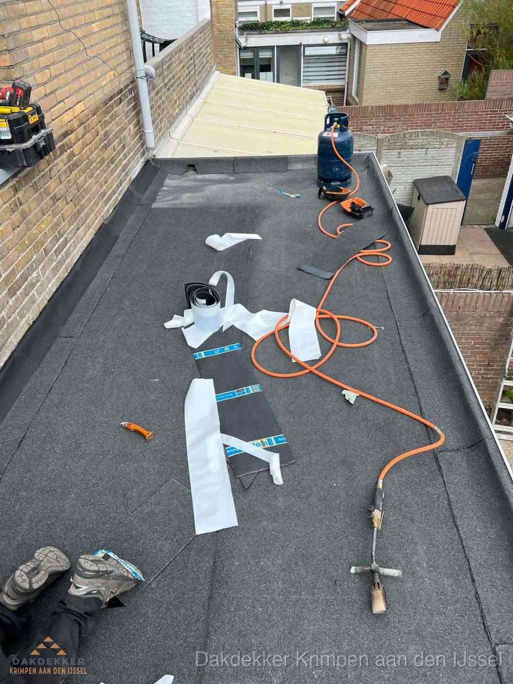 Dakdekker brengt EPDM dakbedekking aan op plat dak in Krimpen aan den IJssel