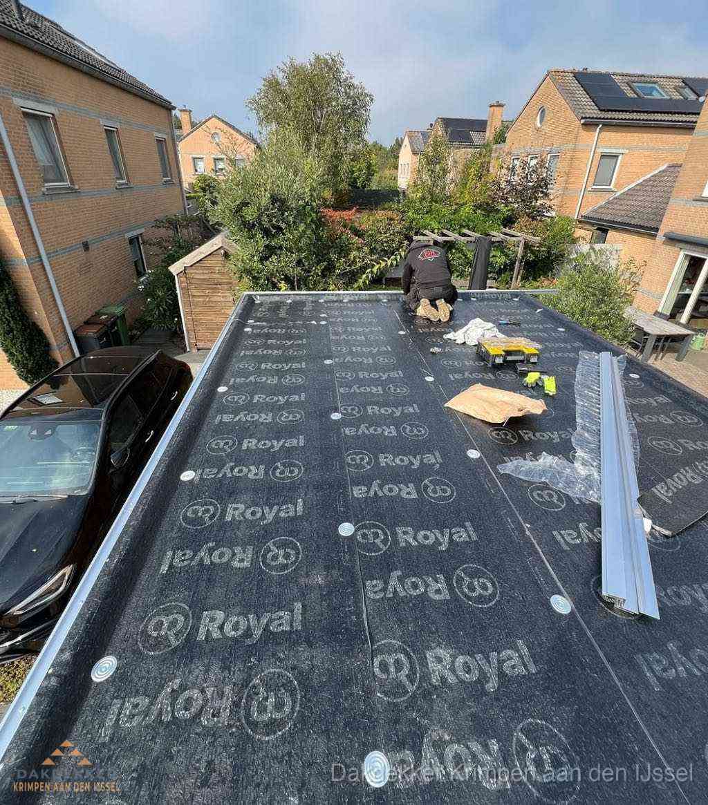 Dakdekker aan het werk op plat dak renovatie in Krimpen aan den IJssel