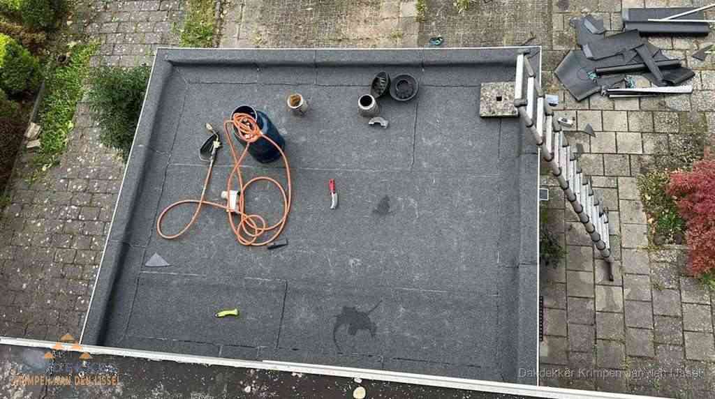 Plat dak met nieuwe bitumen bedekking in Krimpen aan den IJssel