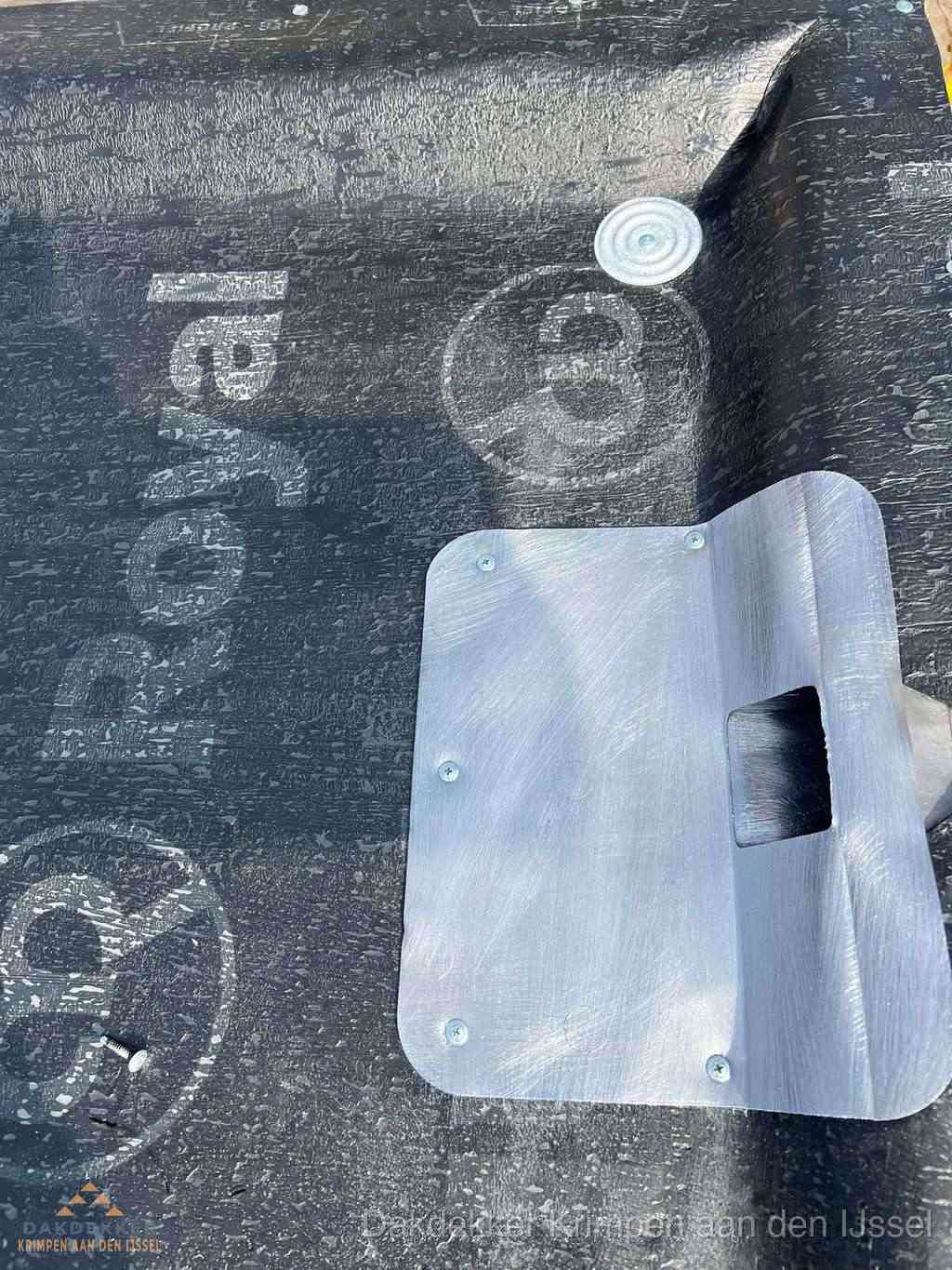 Dakdoorvoer met metalen afvoerplaat op bitumen dak in Krimpen aan den IJssel