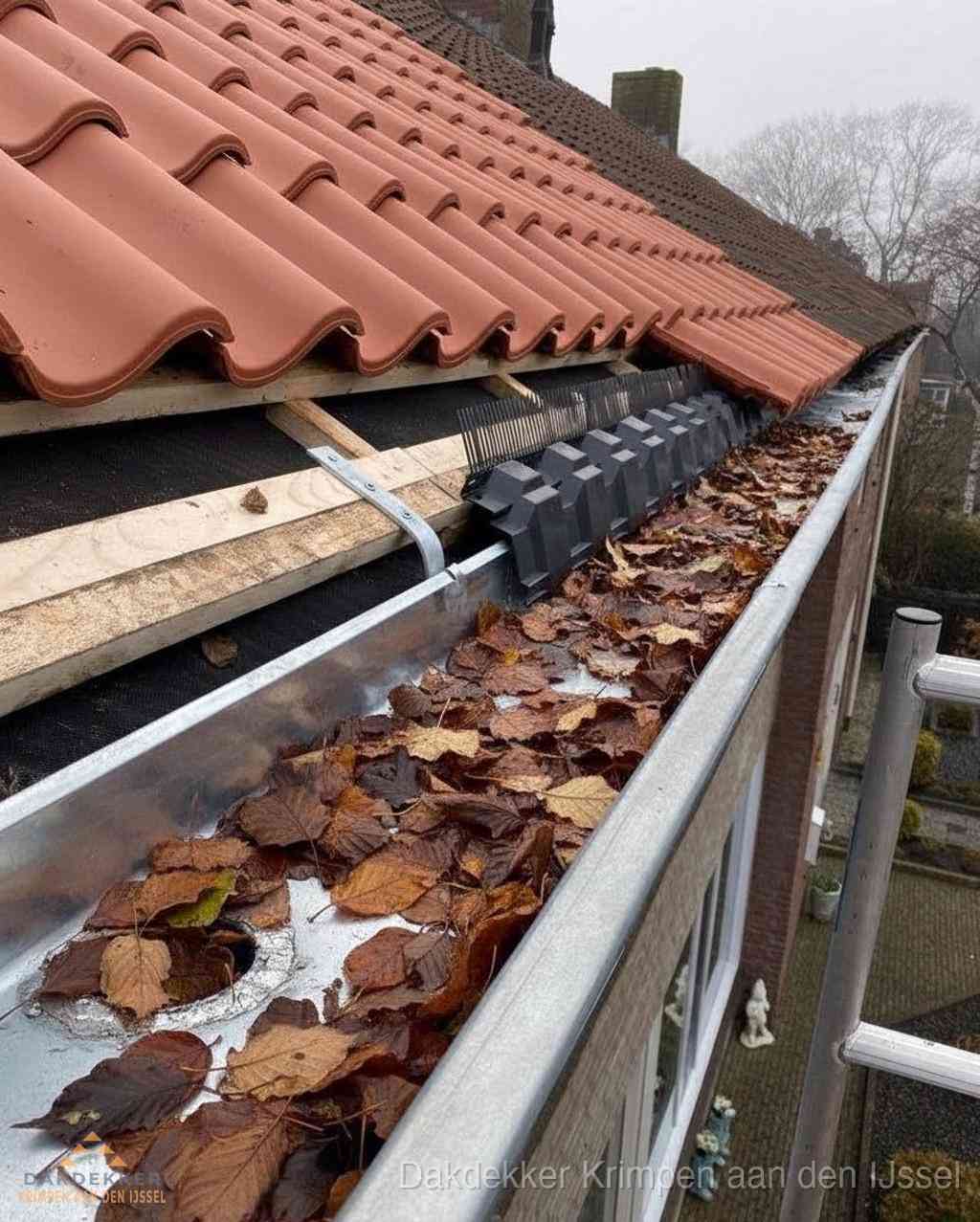 Plat dak bedrijfspand met bitumen dakbedekking en lichtkoepels in Krimpen aan den IJssel