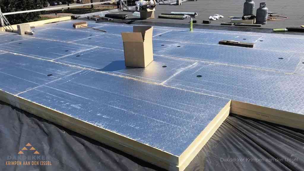 PIR isolatieplaten worden gelegd op plat dak voor dakisolatie in Krimpen aan den IJssel