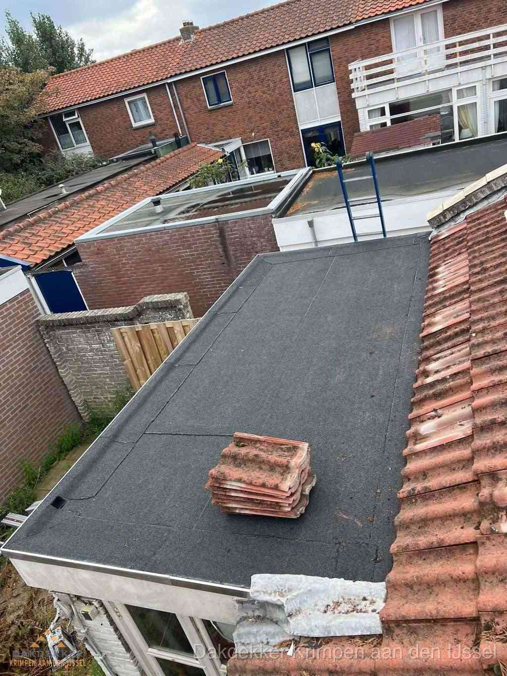 Aanbouw plat dak met reservepannen voor dakpannen vervangen in Krimpen aan den IJssel