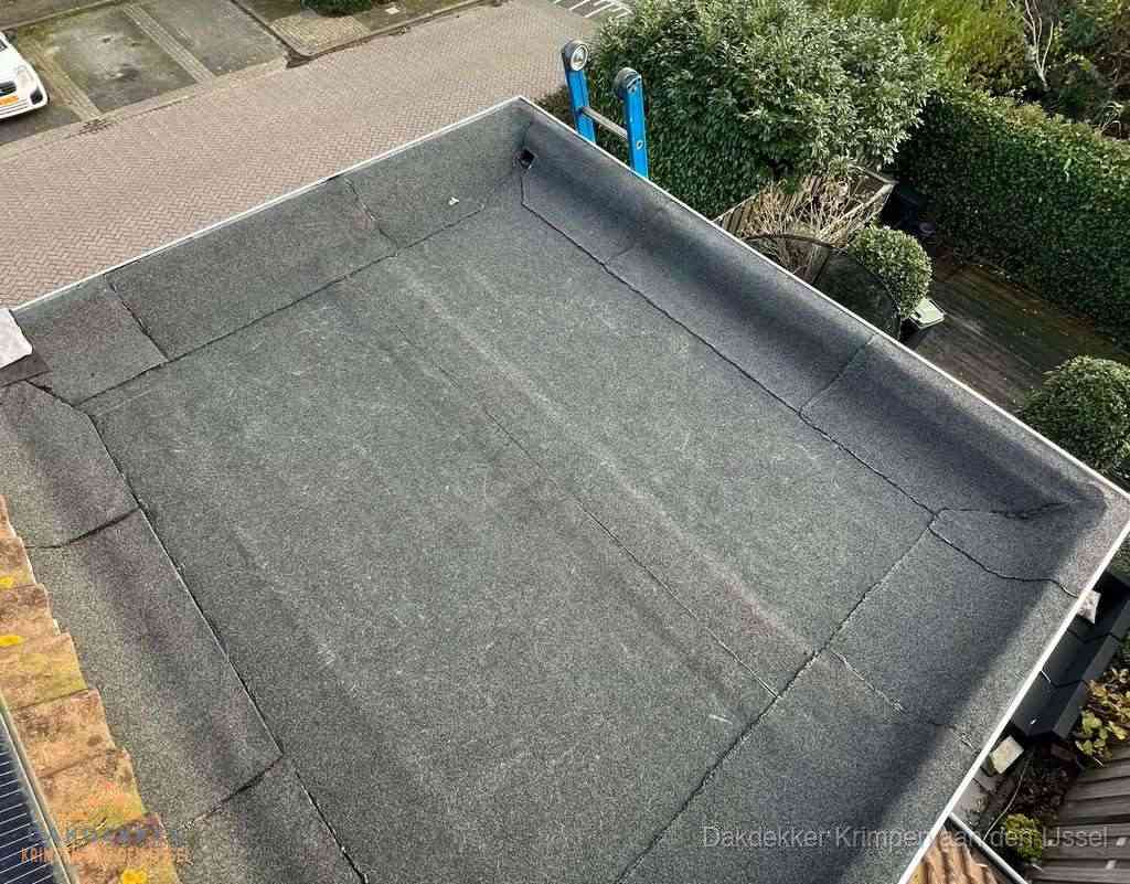Gerenoveerd plat dak met nieuwe bitumen dakbedekking in Krimpen aan den IJssel