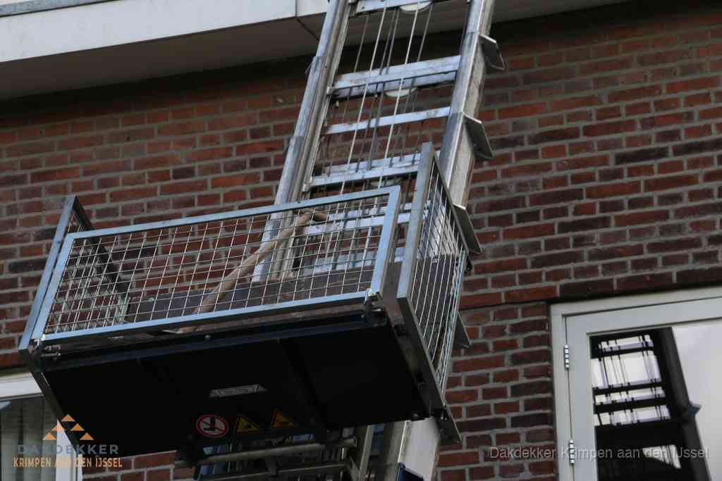 Ladderlift met dakpannen voor dakpan reparatie in Krimpen aan den IJssel