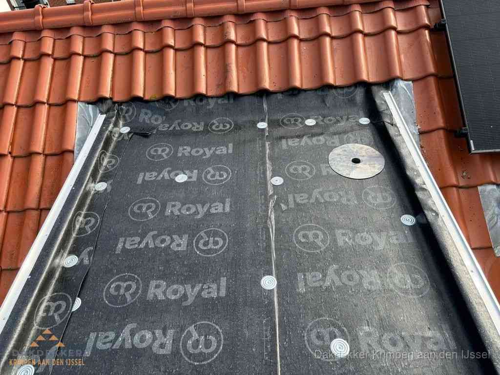 Nieuw dak met dakpannen en Royal onderlaag bij woning in Krimpen aan den IJssel