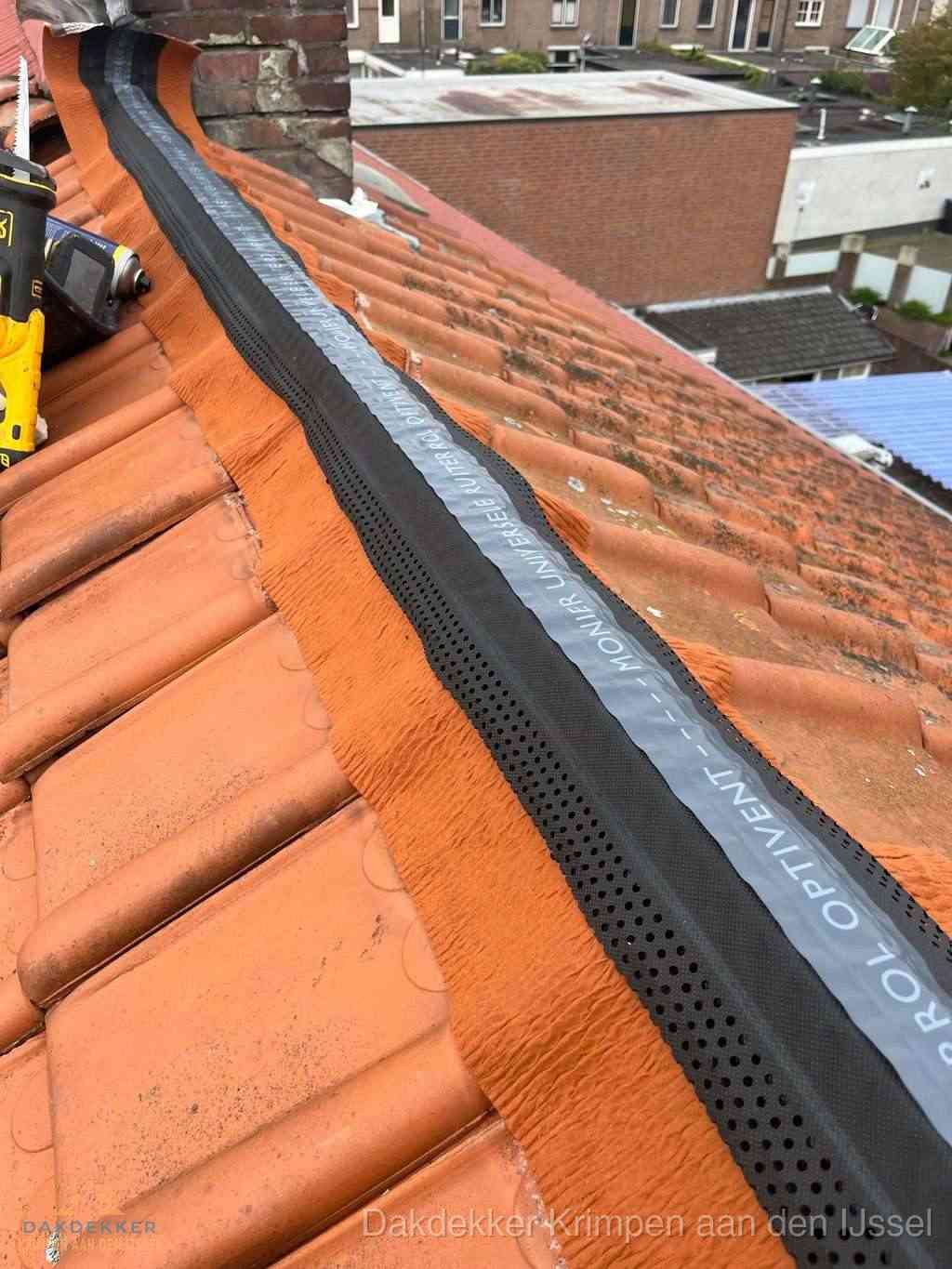 Plat dak aanbouw met bitumen naast schuin pannendak in Krimpen aan den IJssel