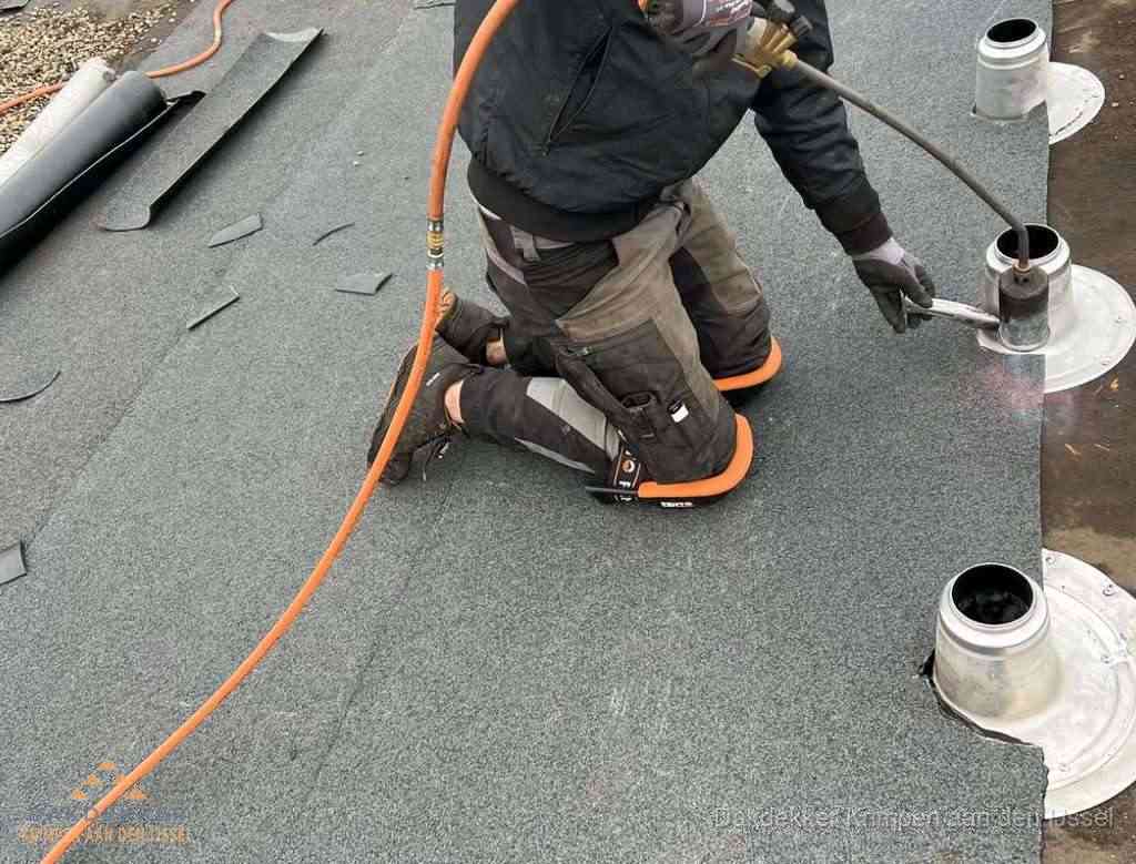 Gereedschap op nieuw plat dak na renovatie in Krimpen aan den IJssel