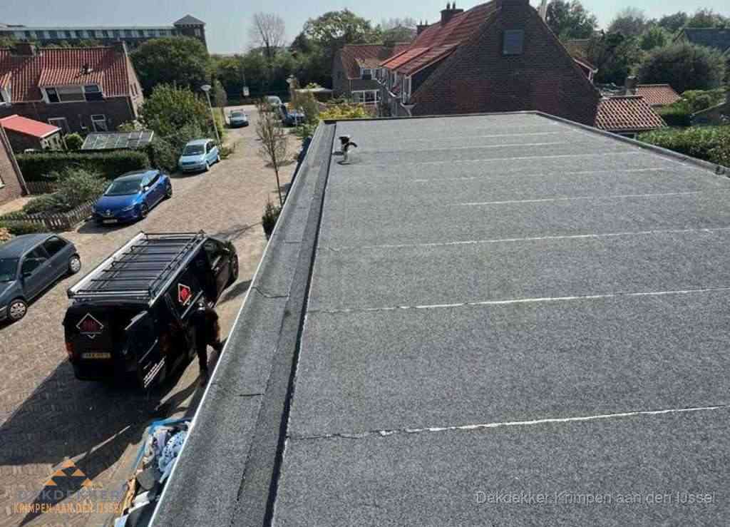 Nieuw bitumen plat dak met uitzicht over landschap in Krimpen aan den IJssel