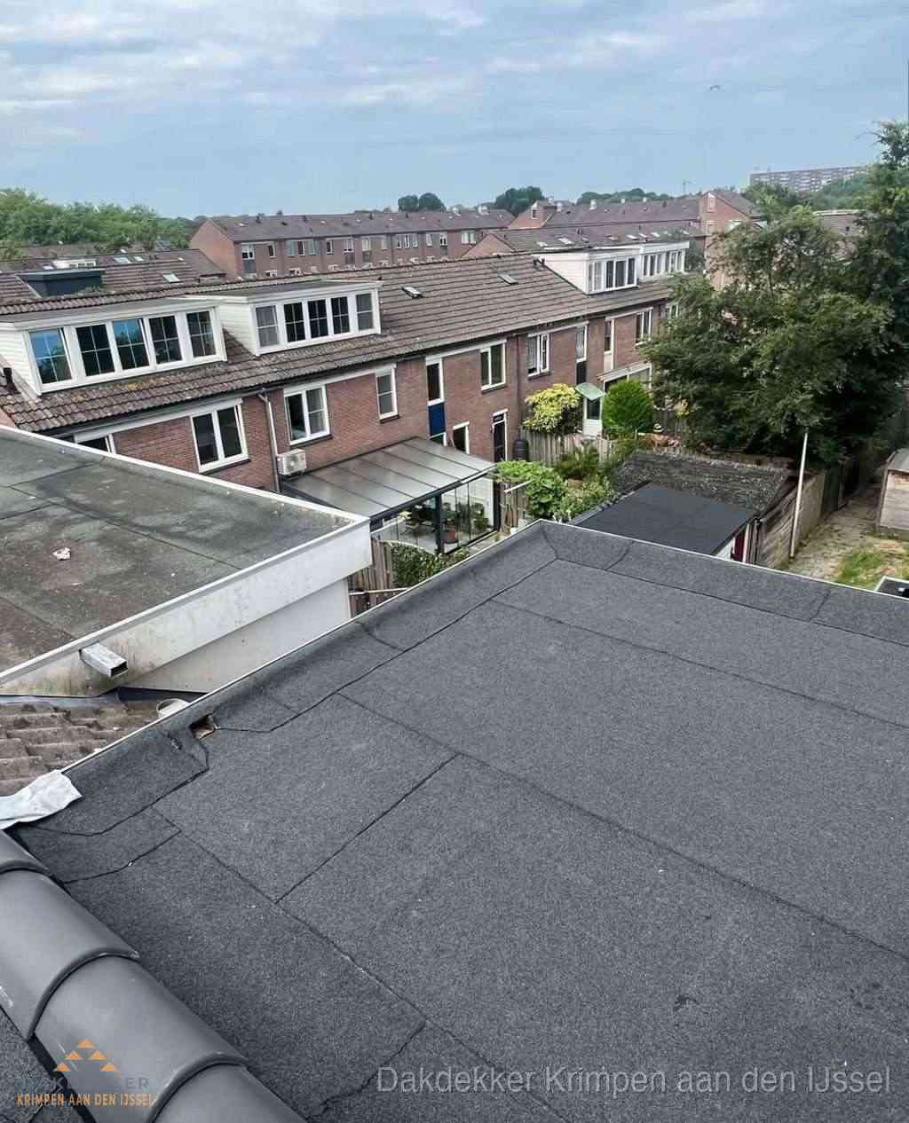 Vernieuwd plat dak met bitumen in woonwijk in Krimpen aan den IJssel