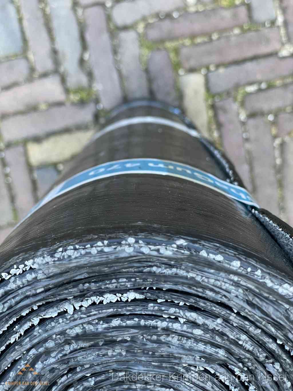 Rol bitumen dakleer met leislag voor plat dak in Krimpen aan den IJssel