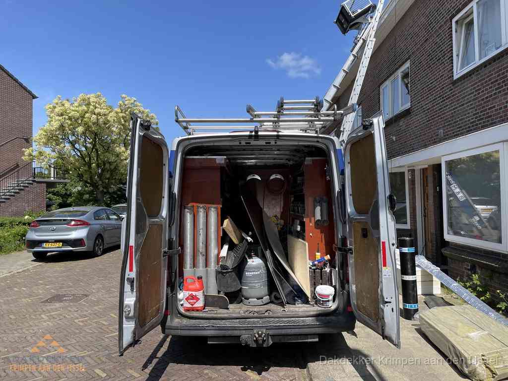 Spoed dakdekker bus met gereedschap en ladder bij woning in Krimpen aan den IJssel