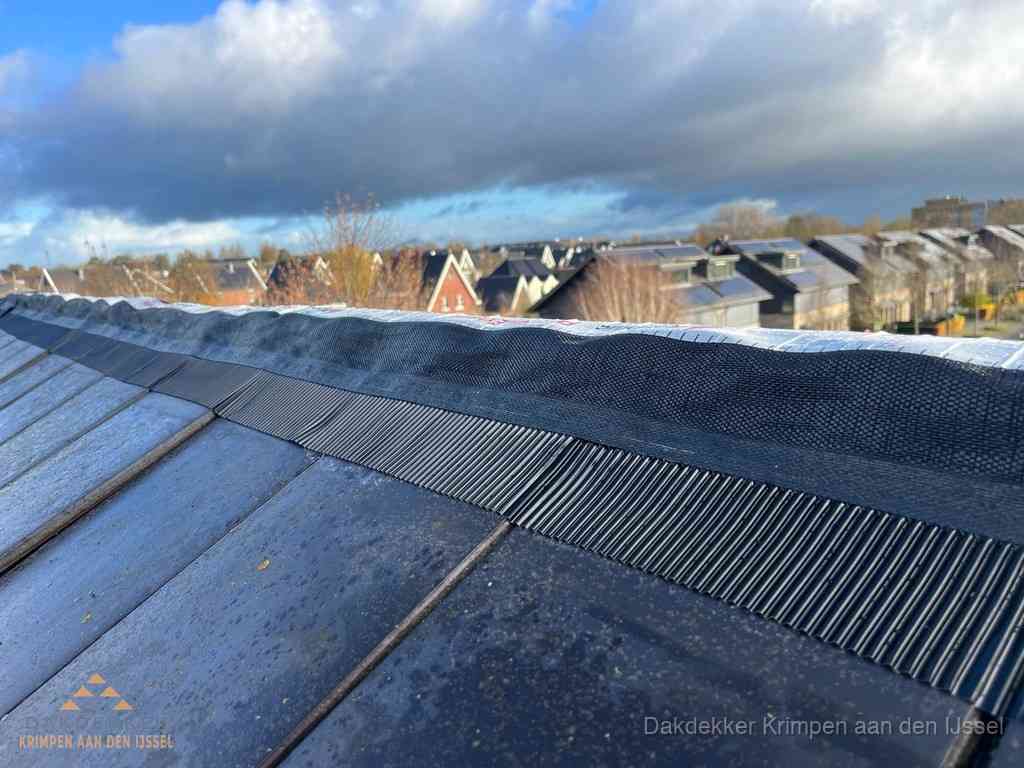 Dakisolatie bij de nok met ventilatieprofiel op schuin dak in Krimpen aan den IJssel