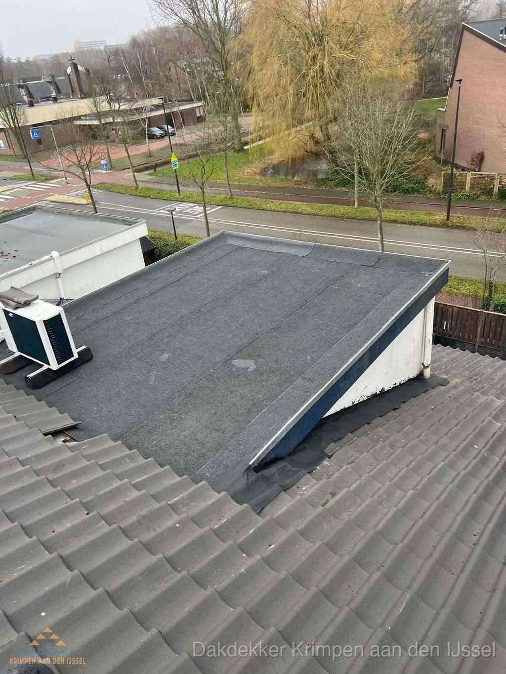 Plat dak met bitumen isolatie en dakbedekking in Krimpen aan den IJssel