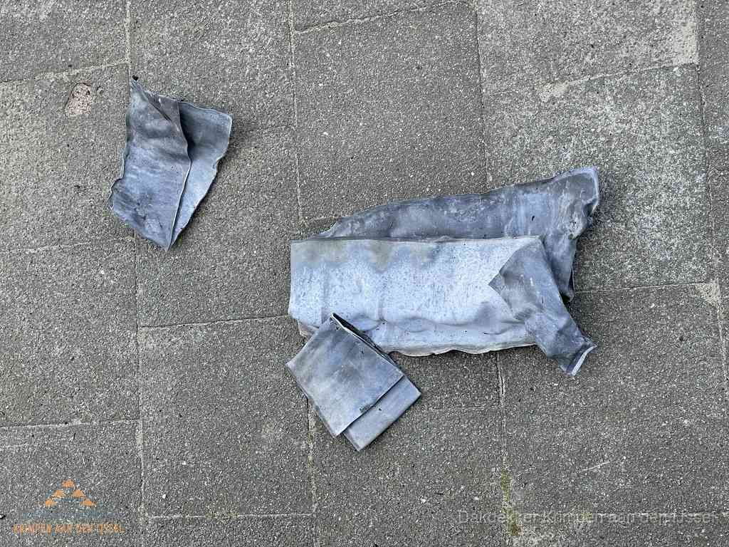 Oude verwijderde loodslabben na vervanging in Krimpen aan den IJssel